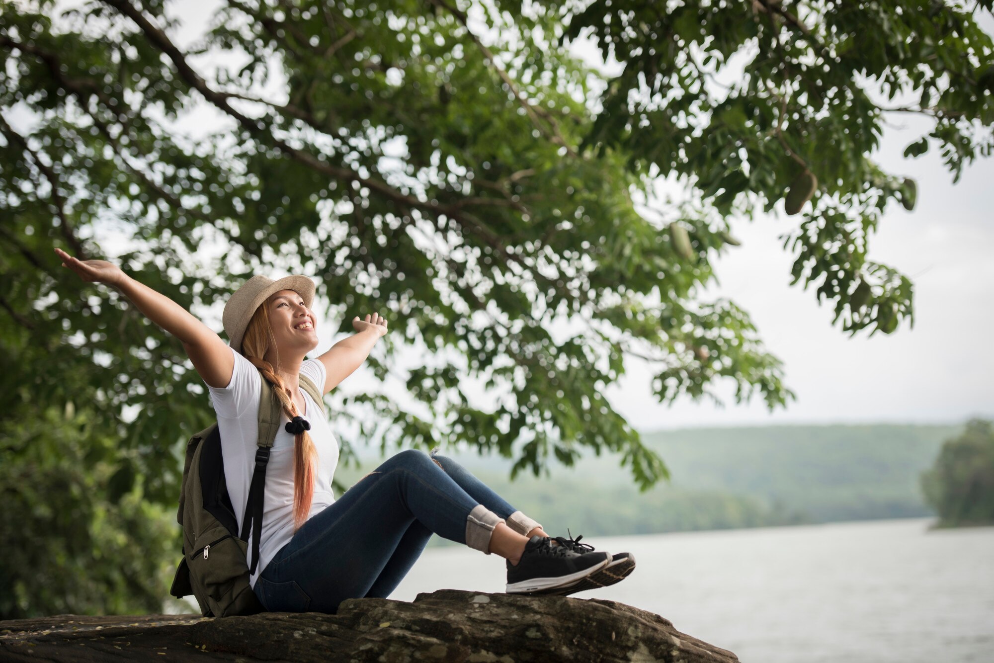 Persona relajándose en la naturaleza